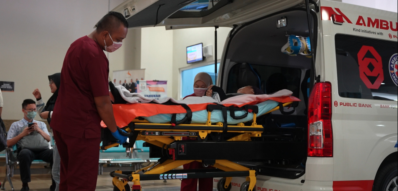 Paramedics from Persatuan Amal Uncle Kentang Malaysia assisting a patient upon arrival at the hospital to ensure timely medical attention and safe transfer for further treatment.