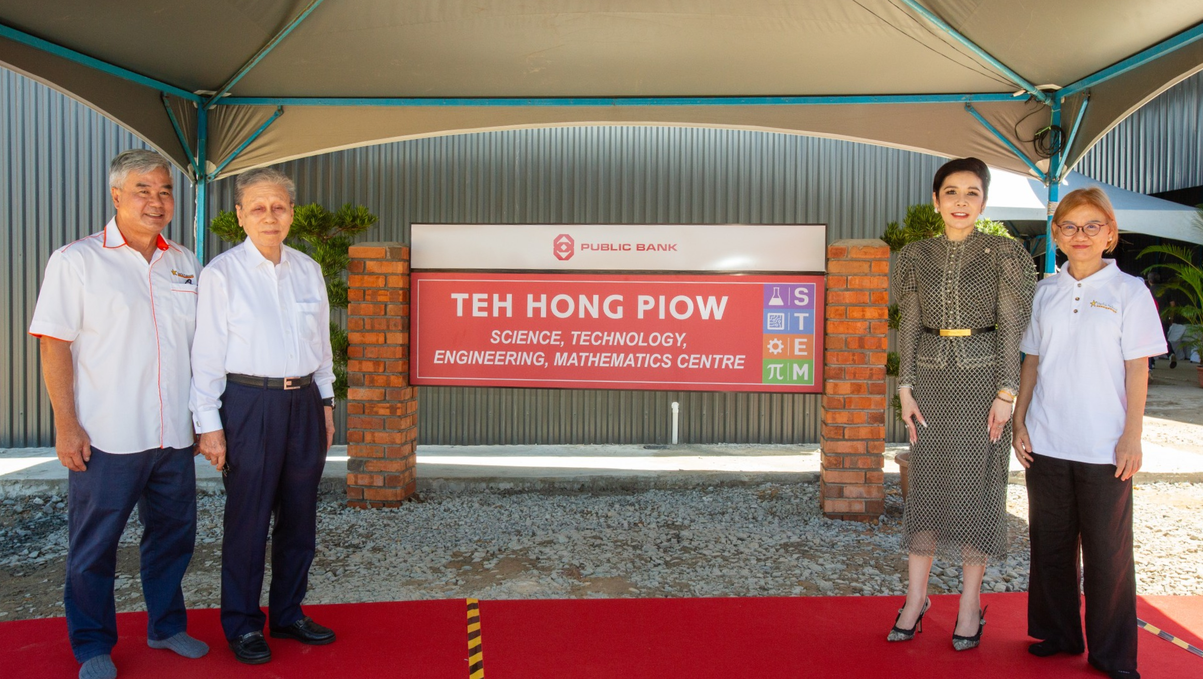 Ms. Teh Li Shian Diona and Tan Sri Dato’ Sri (Dr) Tay Ah Lek at the Teh Hong Piow STEM Hub together with Mr. Jimmy Lei, Chairman & Director of Starfish Malaysia Foundation.